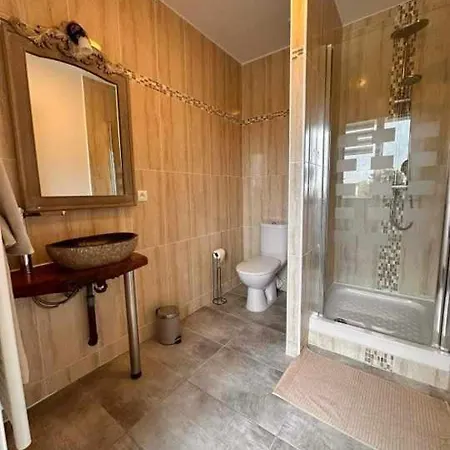 Le Nid Cabailla Bed and Breakfast